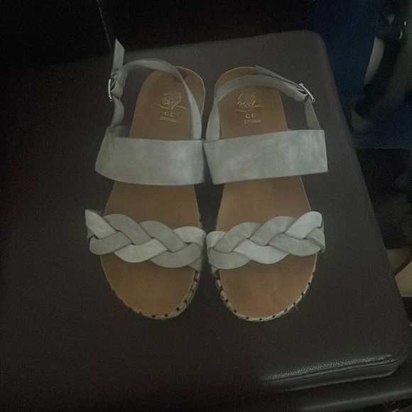 Gray sandals - Picture 1 of 3